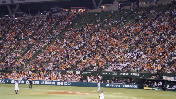 西武ドーム一塁側は巨人のオレンジに染まっている